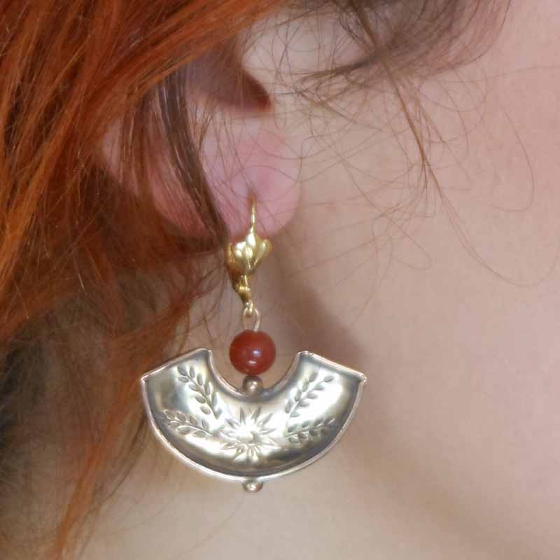boucles d’oreilles en bronze avec pierres naturelles et décors de motifs gravés
