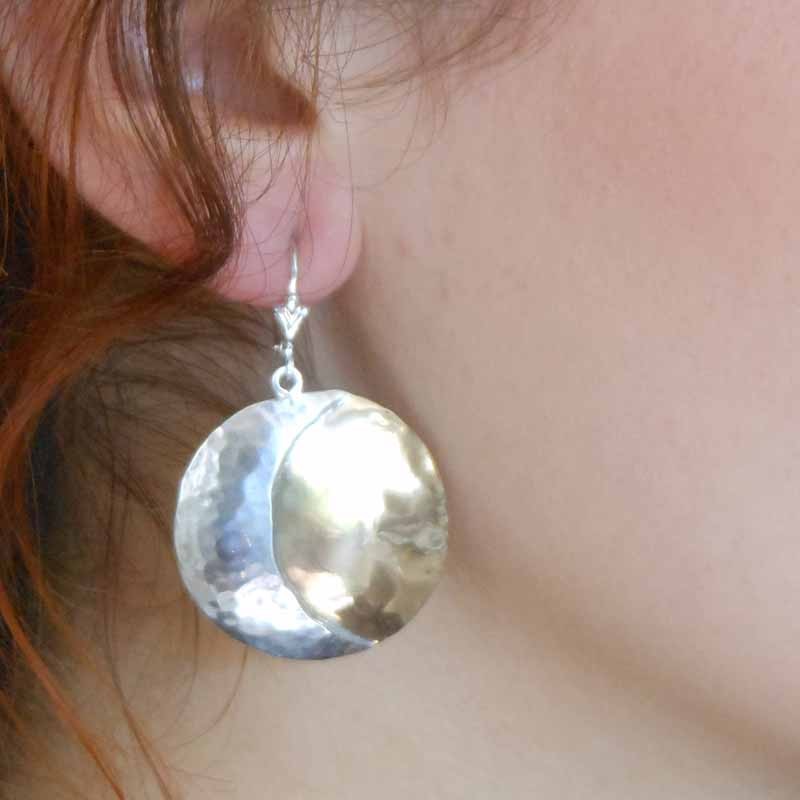 boucles d’oreilles en forme de soleil en bronze et de lune en argent