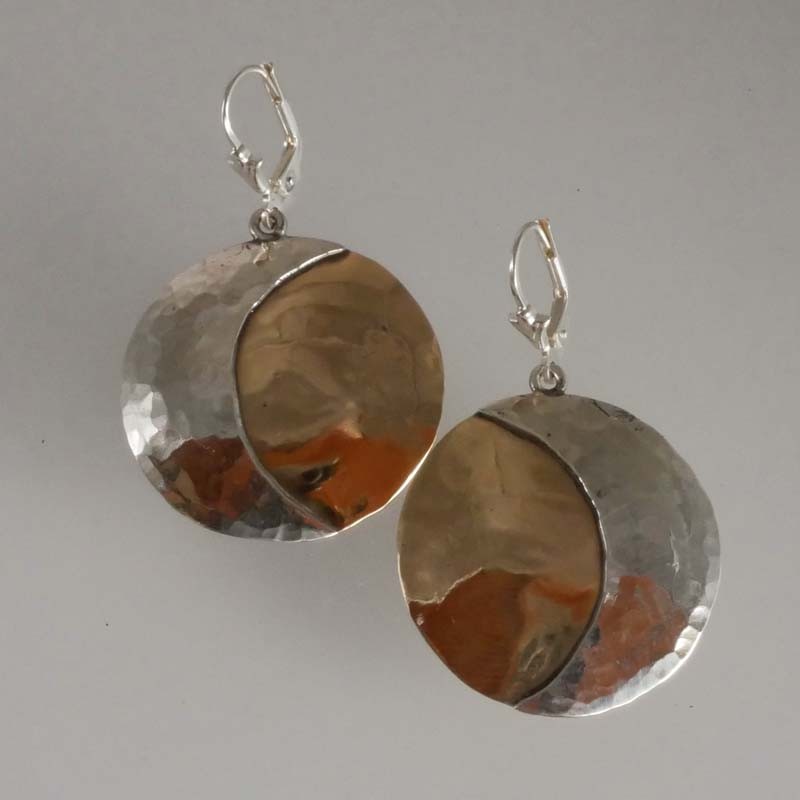 boucles d’oreilles en forme de soleil en bronze et de lune en argent