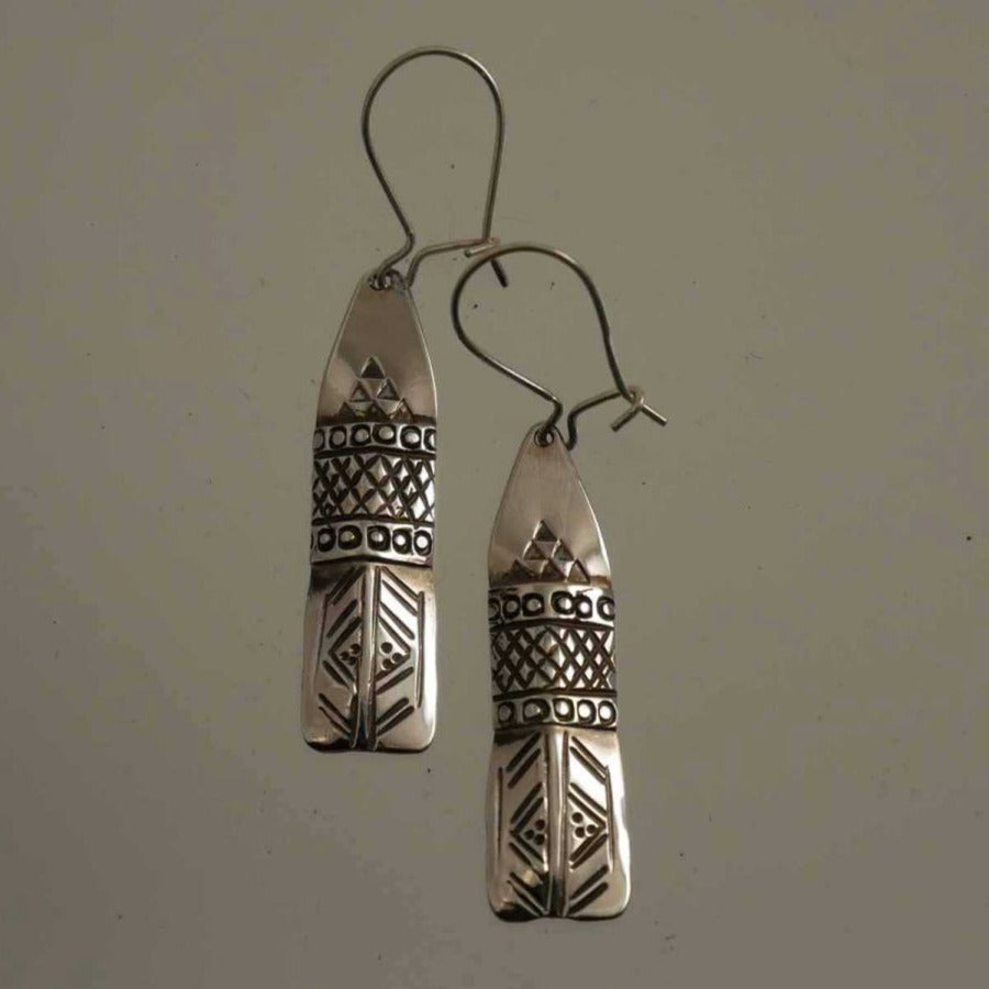 boucles d’oreilles en argent décorées de motifs poinçonnés