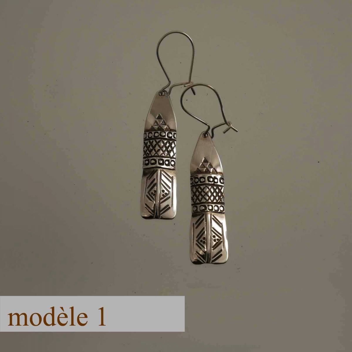 boucles d’oreilles en argent décorées de motifs poinçonnés