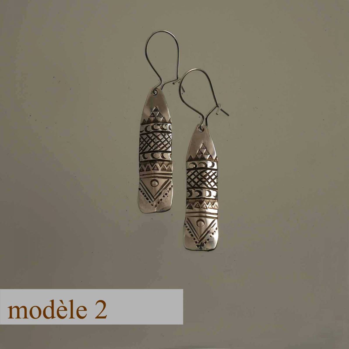 boucles d’oreilles en argent décorées de motifs poinçonnés