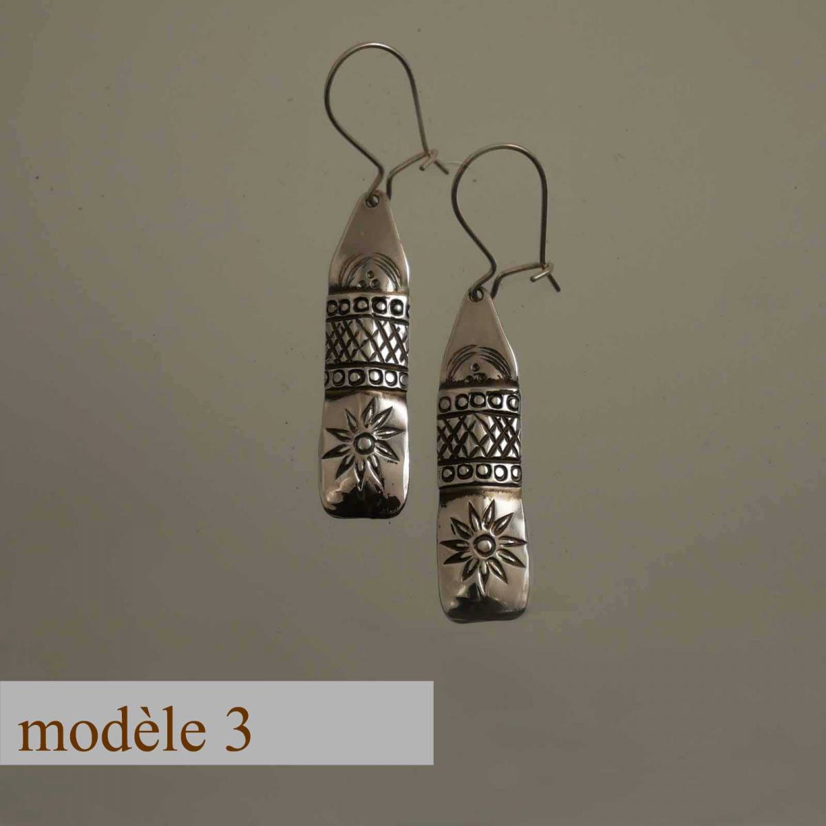 boucles d’oreilles en argent décorées de motifs poinçonnés