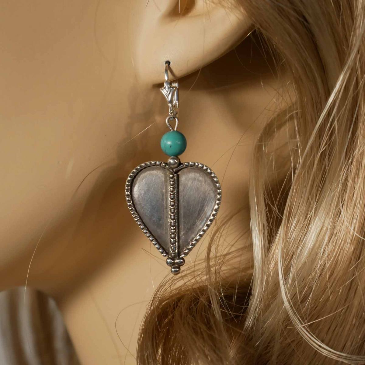 boucles d’oreilles en argent avec bordure poinçonnée et turquoise