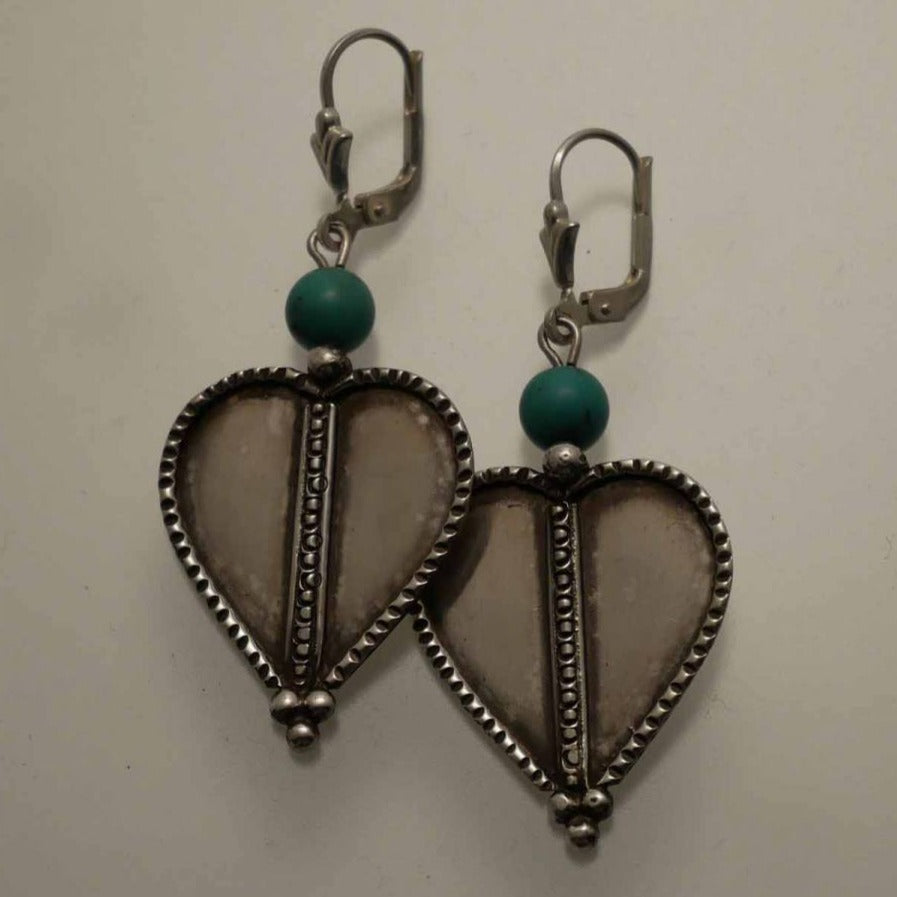 boucles d’oreilles en argent avec bordure poinçonnée et turquoise