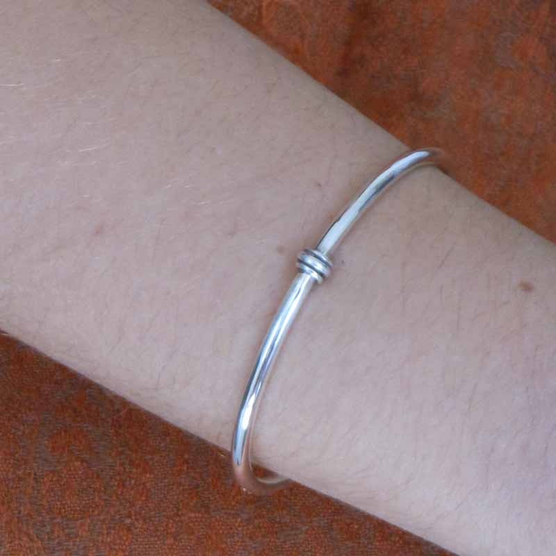 bracelet réglable en fil d’argent avec décoration d’anneaux et de boules