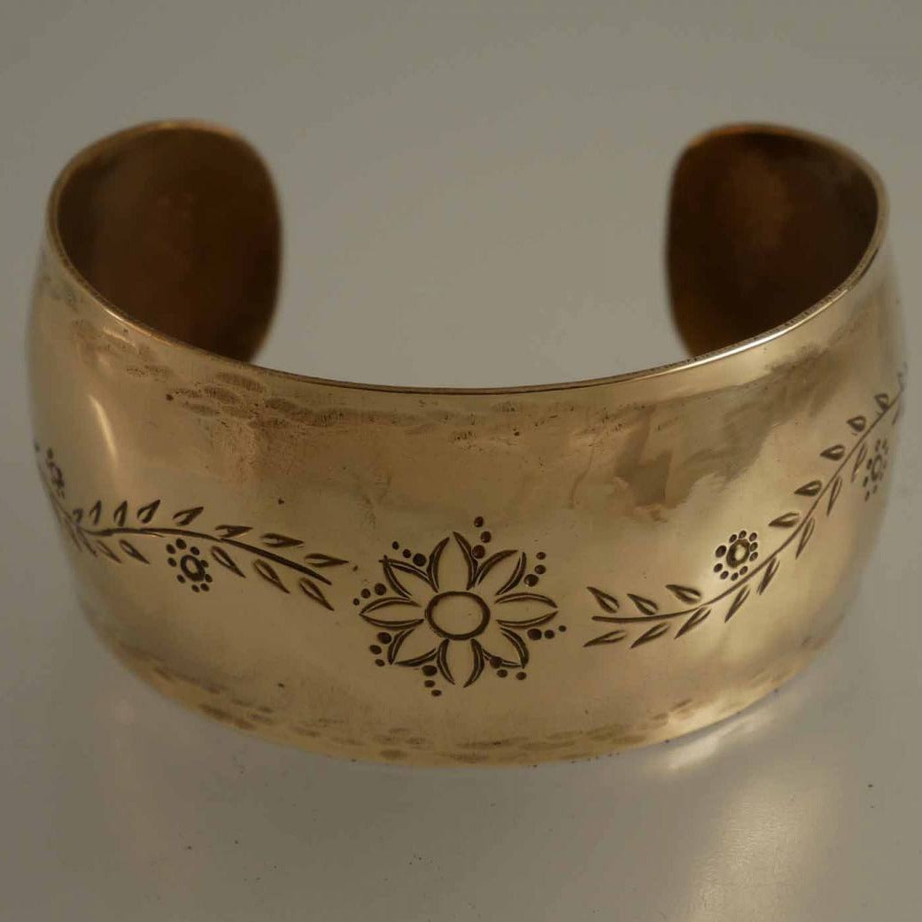 bracelet en bronze large gravé de motifs végétaux