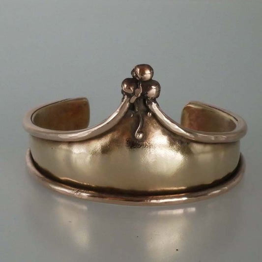 bracelet en bronze martelé en forme de couronne
