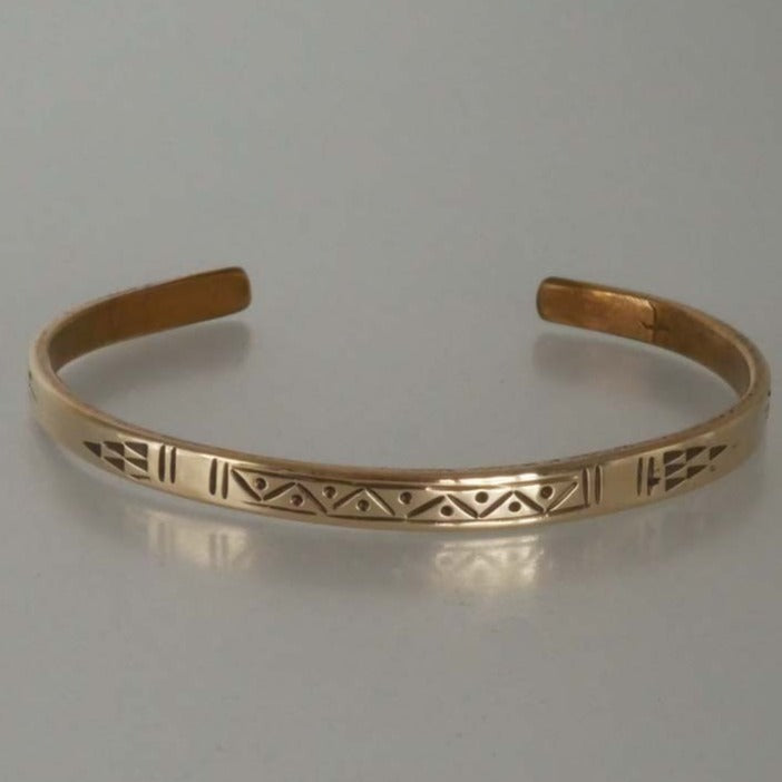 bracelet réglable en bronze gravé de motifs géométriques