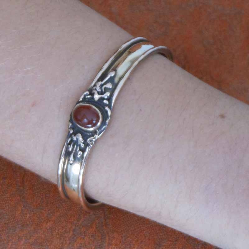 bracelet en bronze avec pierre décoré de fils soudés