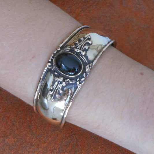 bracelet en bronze martelé décoré d'un onyx noir