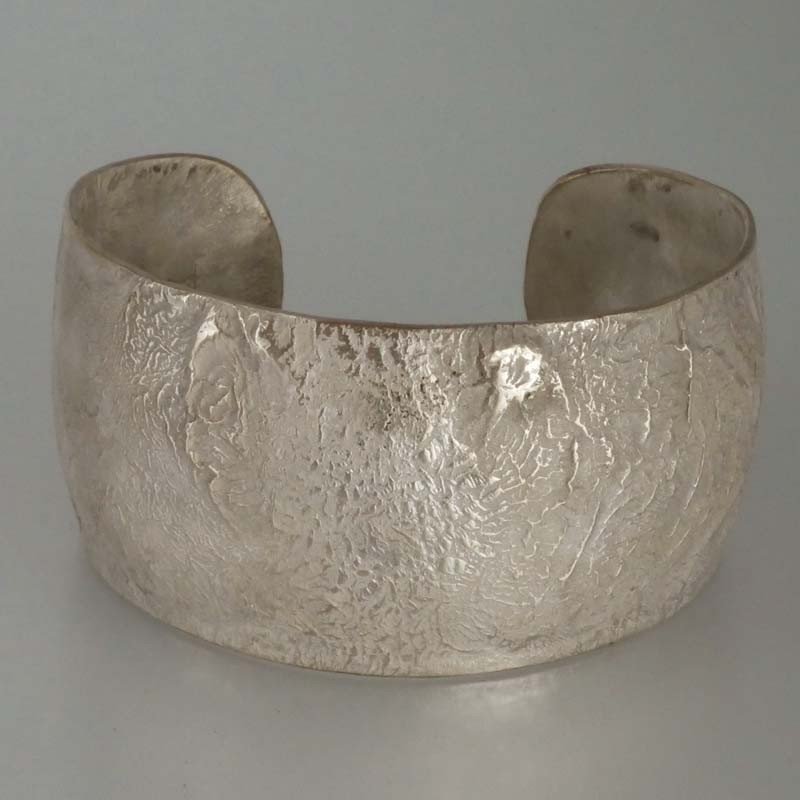 bracelet large en bronze et argent travaillé à la température de fusion