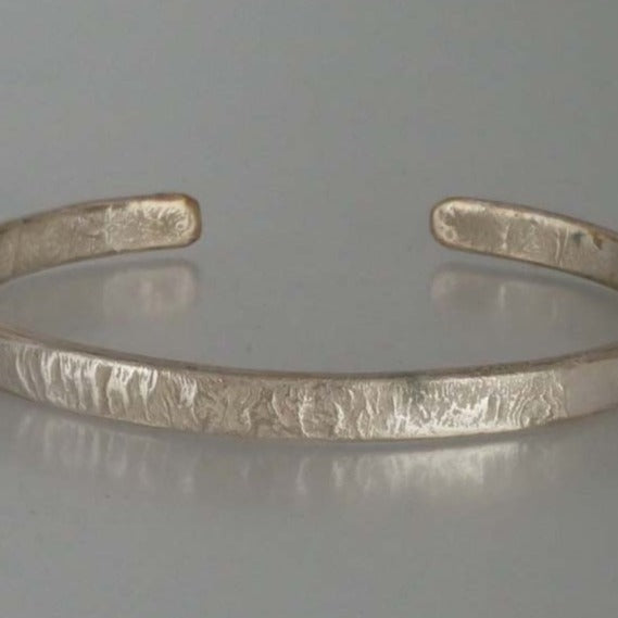 bracelet fin en bronze et argent travaillé à la température de fusion
