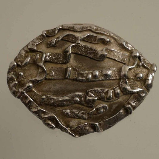 broche ovale en argent sculpté
