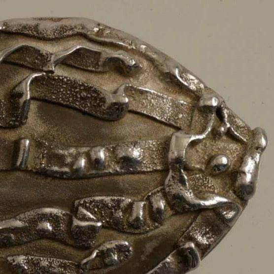 broche ovale en argent sculpté