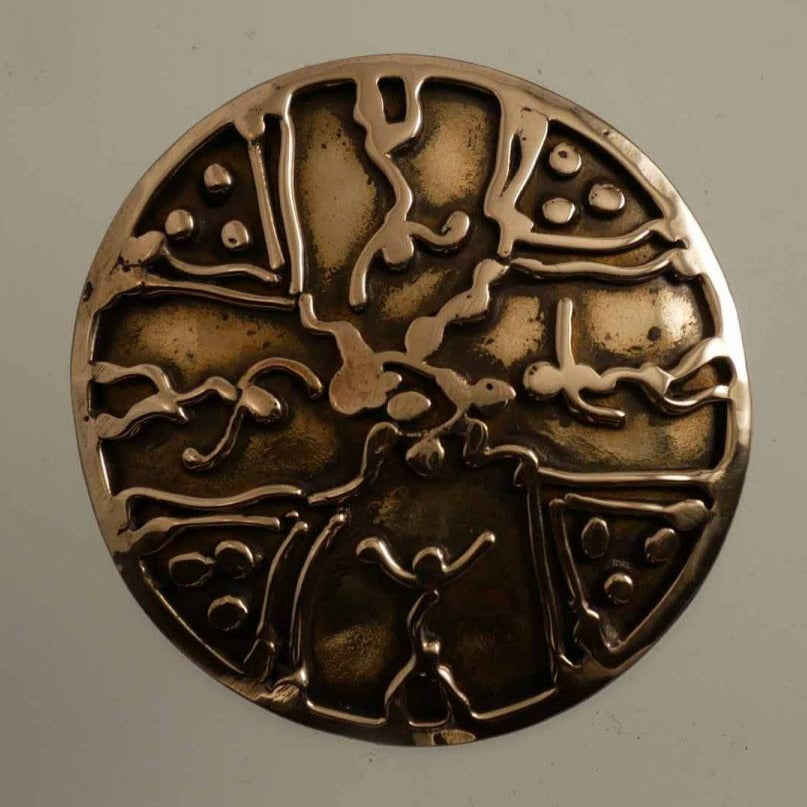 broche ronde en bronze décorée de motifs soudés