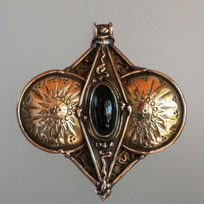 broche pendentif en bronze gravé aux poinçons avec une pierre fine