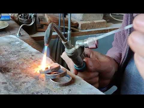 fabrication de bagues en bronze - atelier Maxime de Simone