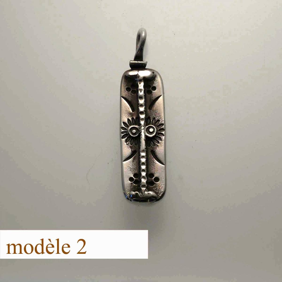 pendentif sculpté en argent massif