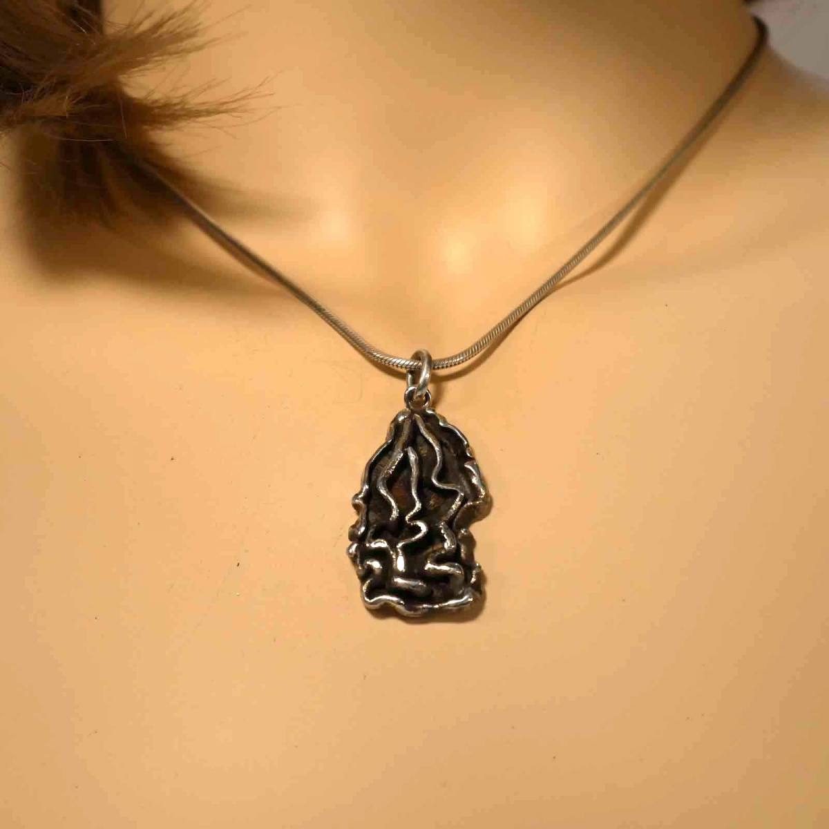 pendentif sculpté en argent