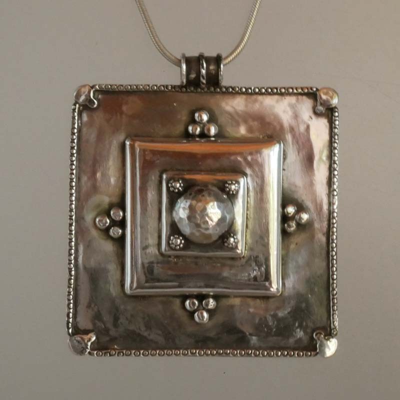 pendentif en argent en forme de mandala