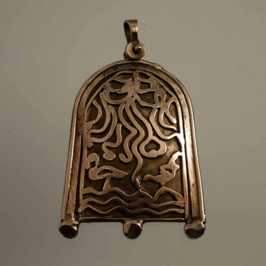 pendentif en bronze bombé et sculpté