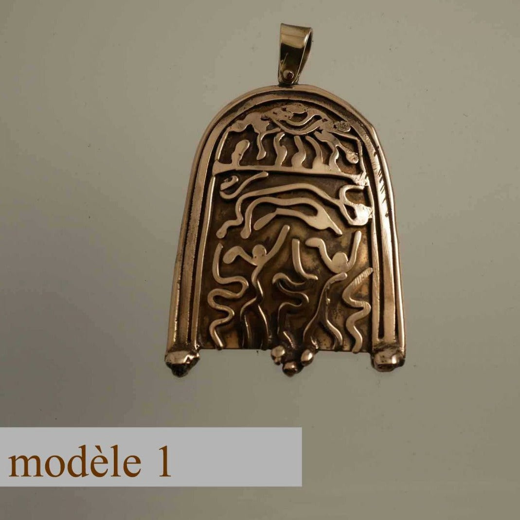 pendentif en bronze bombé et sculpté