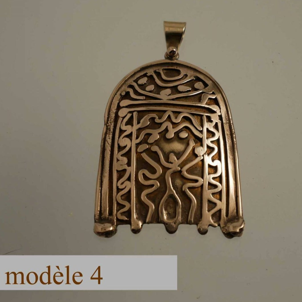 pendentif en bronze bombé et sculpté