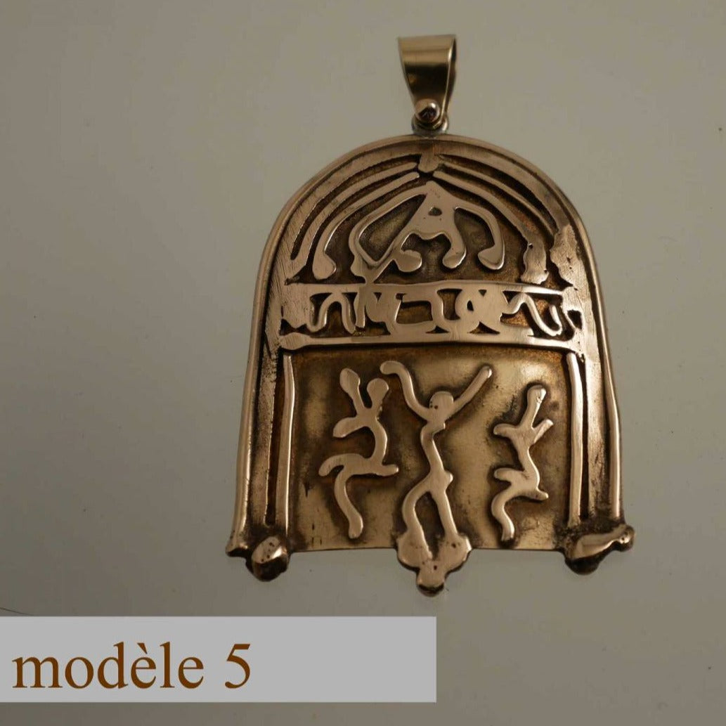 pendentif en bronze bombé et sculpté